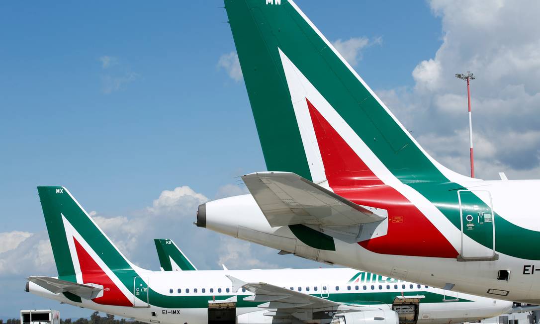 x93905246_file-photo-alitalia-planes-are-seen-on-the-tarmac-at-fiumicino-international-airport-in-rom-jpg-pagespeed-ic-xy1jydrp2f